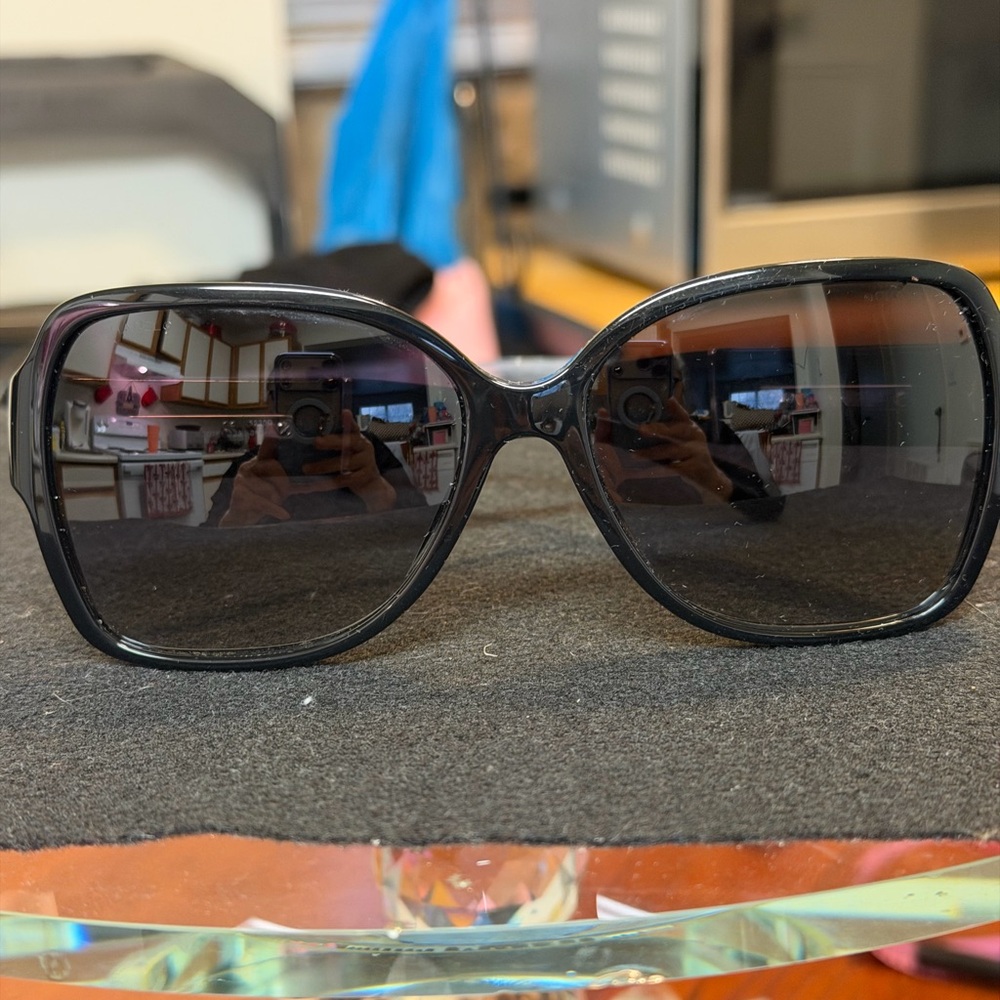 CHANEL Black Sunglasses - Picture 4 of 8